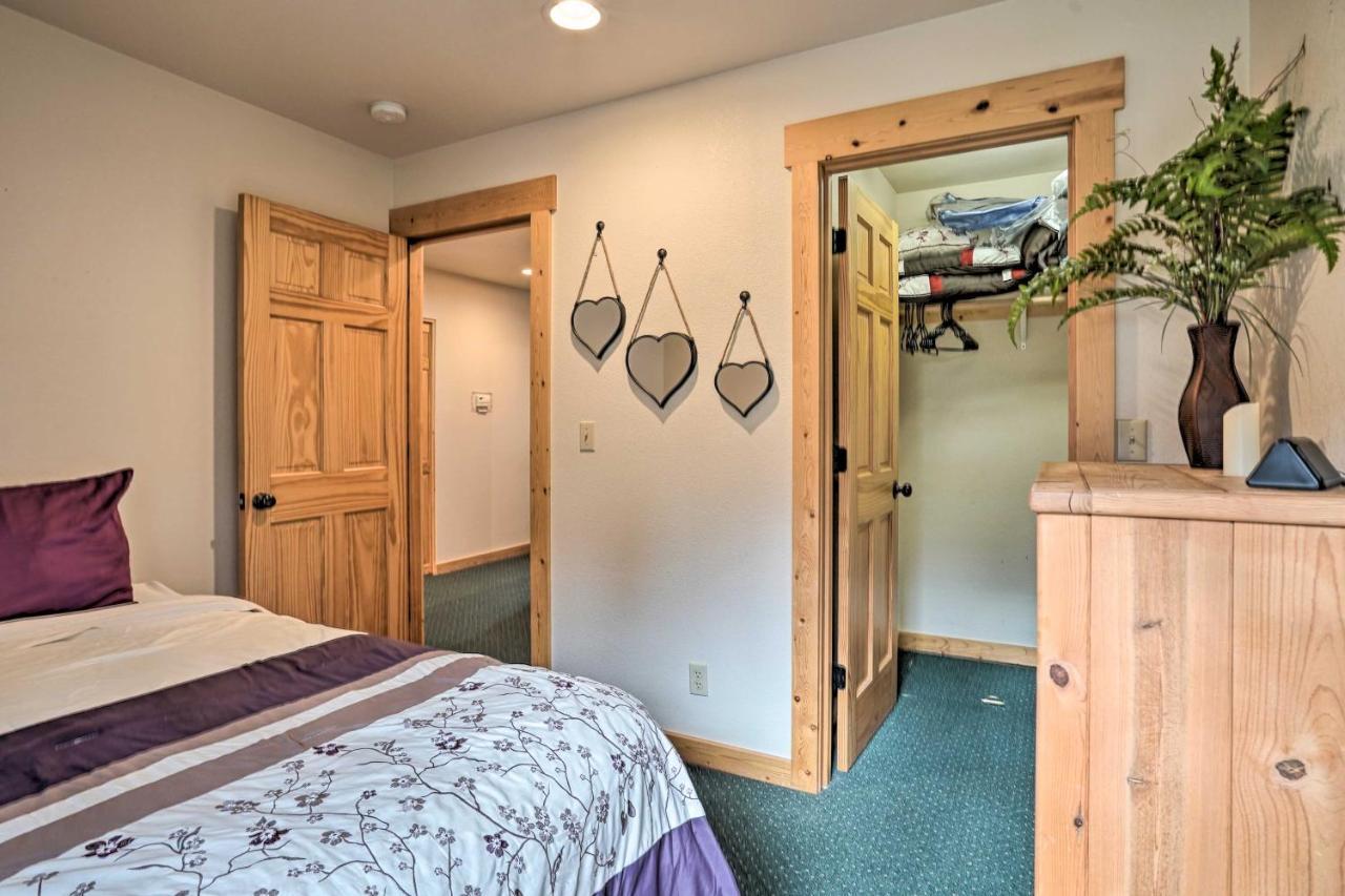 Chalet At Running Y Resort With Wraparound Deck! Klamath Falls Exterior foto
